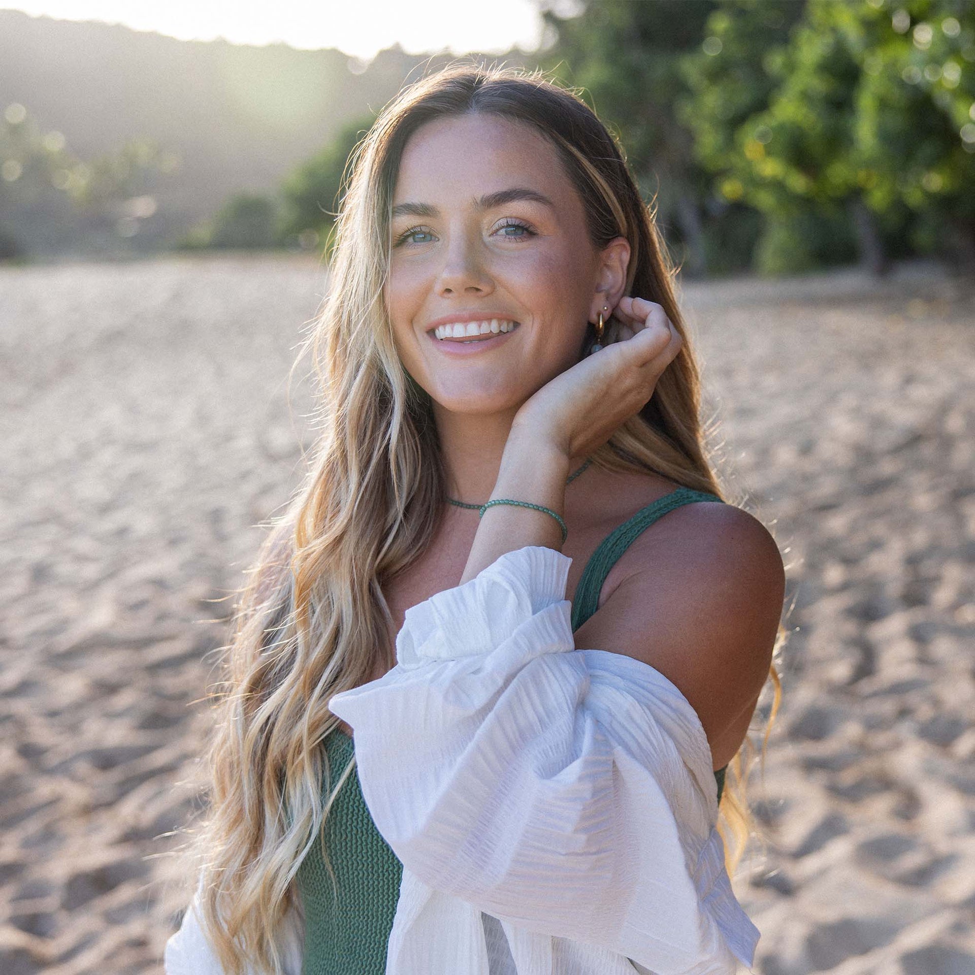 Aventurine Kette von PURELEI in Gold mit zarten Perlen, sommerlich am Strand getragen, natürlich und elegant.