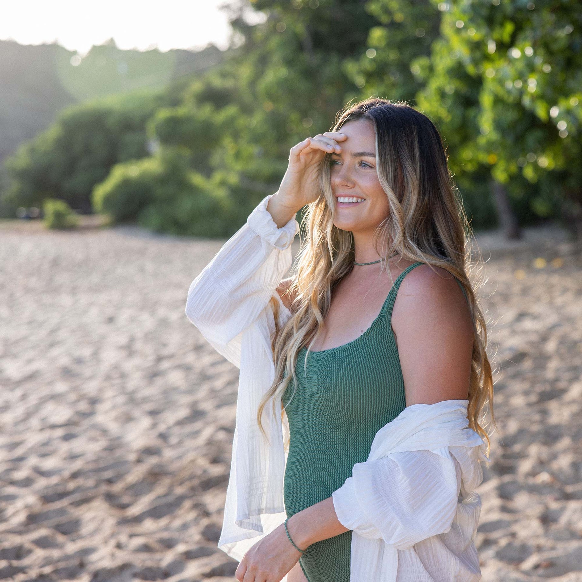 PURELEI Aventurine Kette aus vergoldetem Edelstahl mit grünen Perlen, sommerlich leicht am Strand getragen.