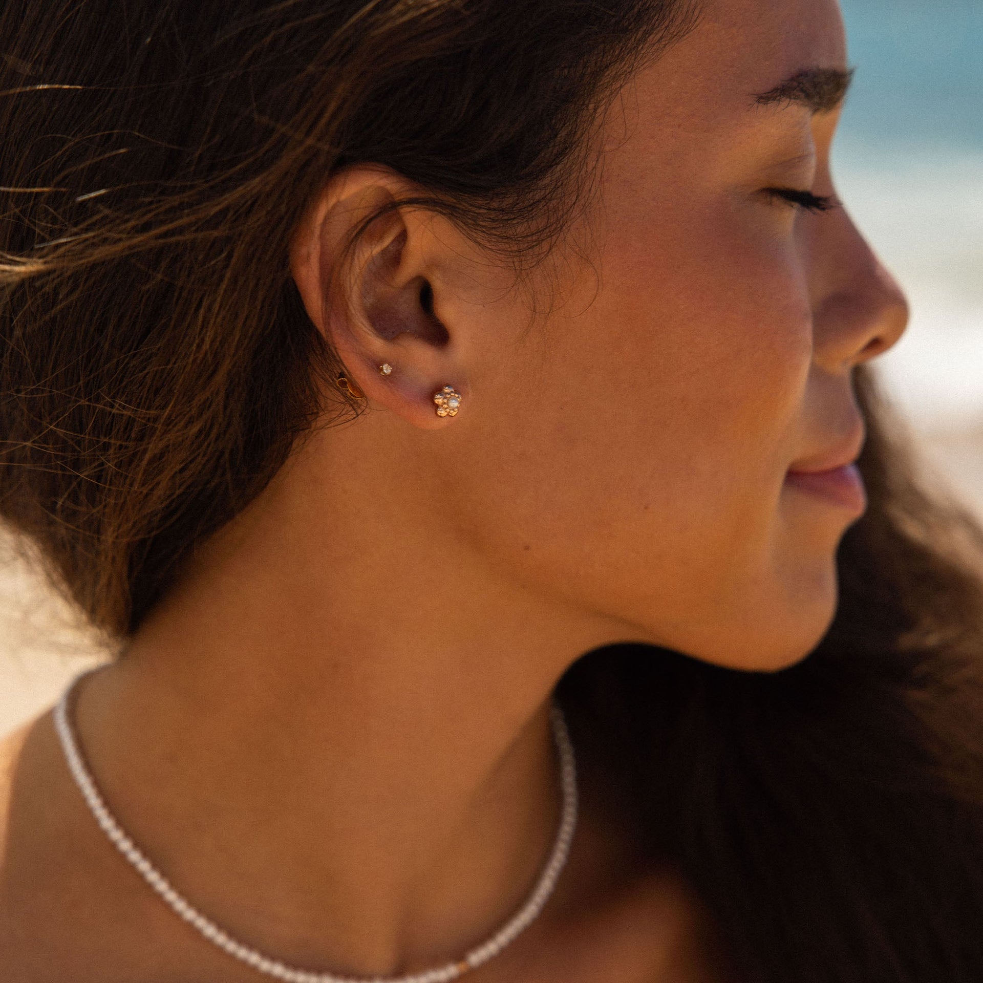 Zarte, allergenfreundliche Ohrringe und Kette von PURELEI, strahlend und elegant.