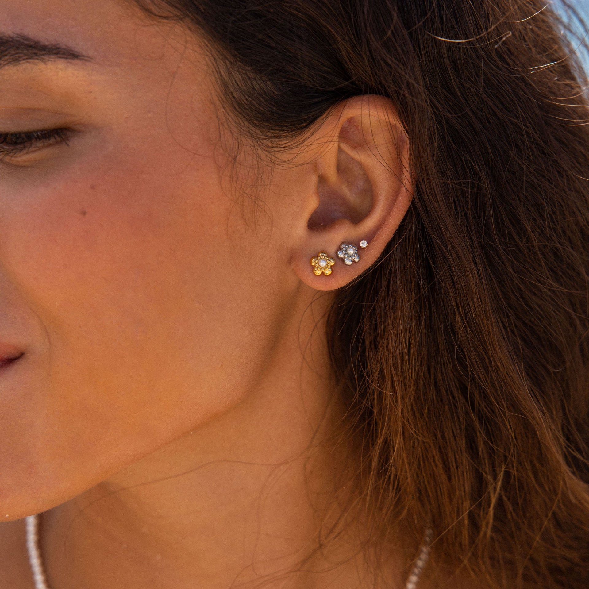 Roségoldene Blütenohrringe von PURELEI, zart und feminin, strahlen tropische Eleganz aus.