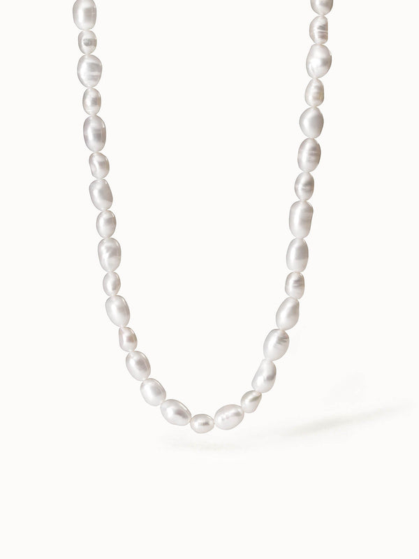 Perlenkette in sanftem Weiß von PURELEI, elegant und zeitlos.