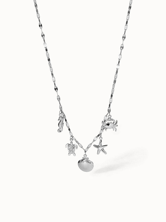 Silberne Kette mit maritimen Anhängern von PURELEI, elegant und verspielt.