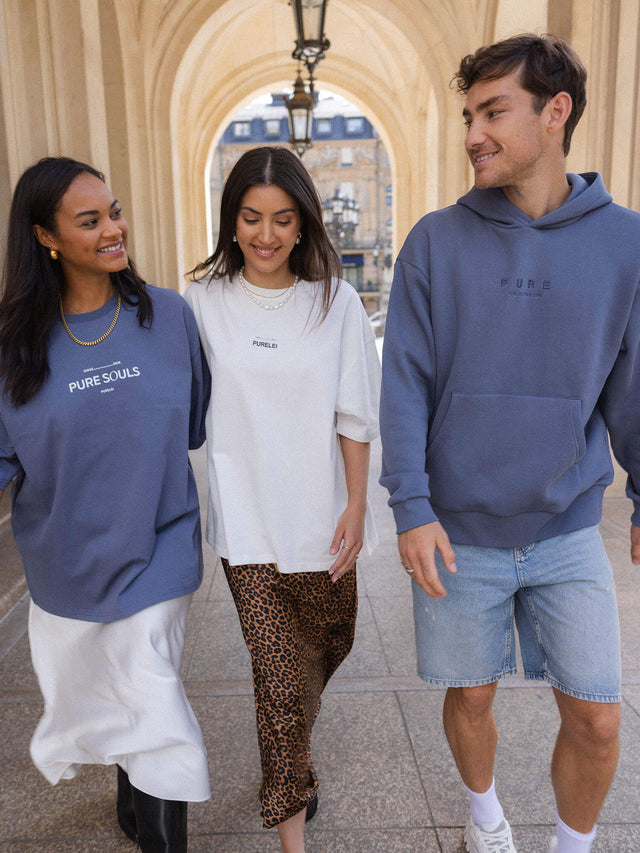 Feeling Pure Hoodie Dark Blue aus Baumwolle-Polyester-Mix, lässig oversized und mit edler Stickerei von PURELEI.