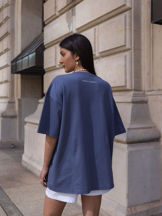 T-Shirt Pure Souls Dark Blue oversized aus 100% Baumwolle, edel und feminin im urbanen Kontext von PURELEI.
