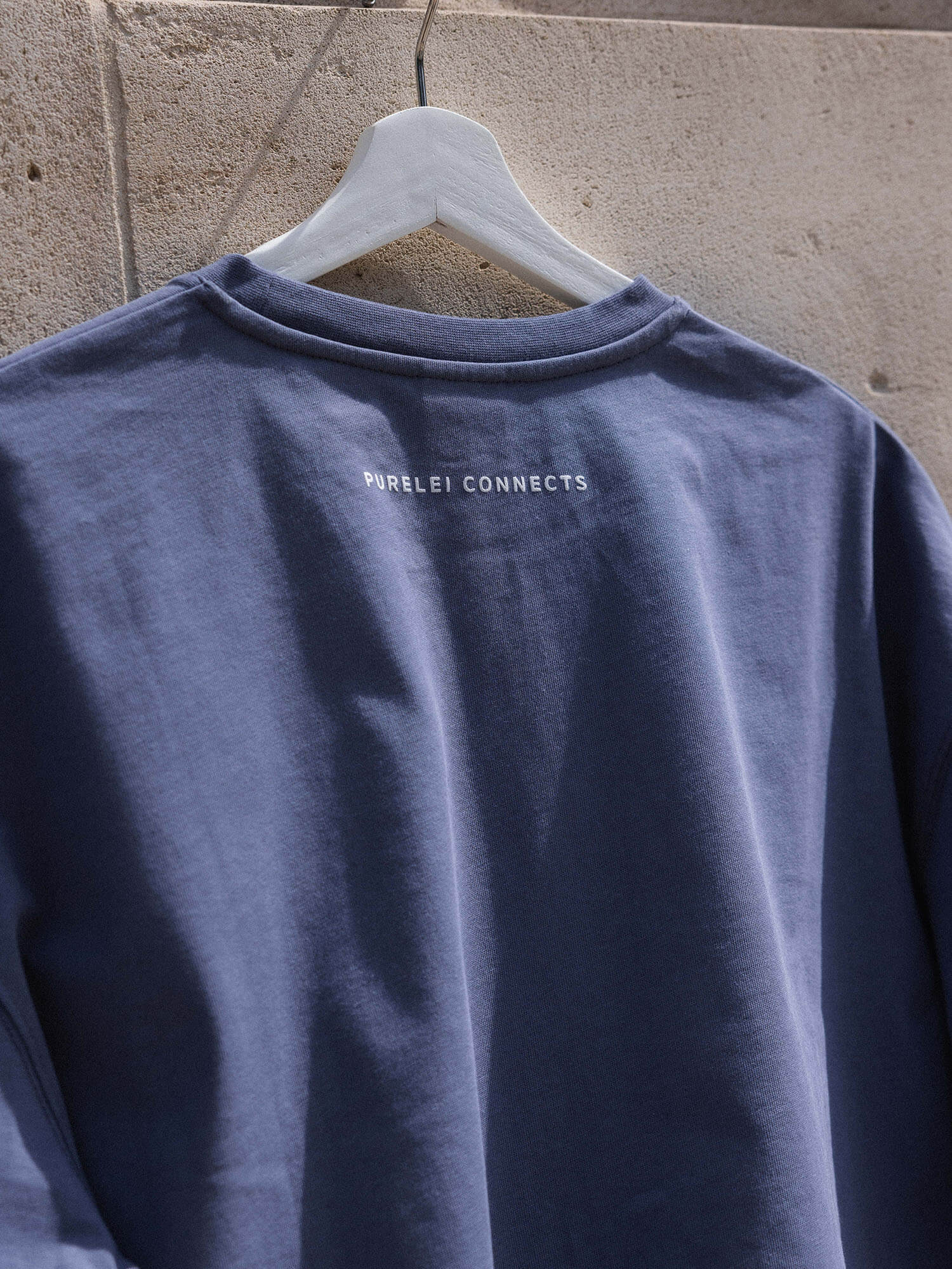 T-shirt Pure Souls Dark Blue aus 100% Baumwolle mit oversized Passform und dezentem PURELEI-Schriftzug.