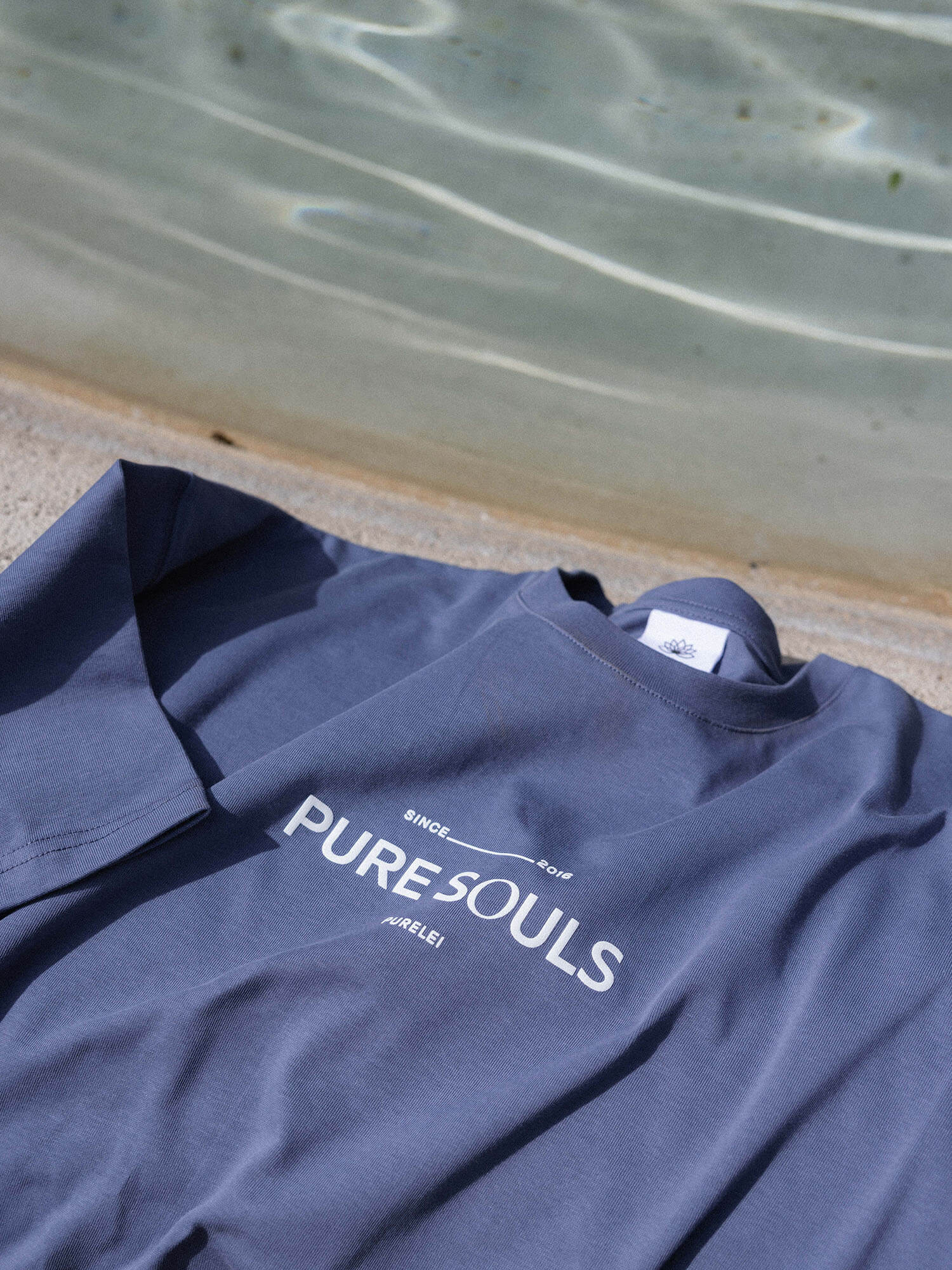 T-shirt Pure Souls Dark Blue aus Baumwolle mit Print, in sanfter Pool-Atmosphäre, hochwertig und entspannt von PURELEI.
