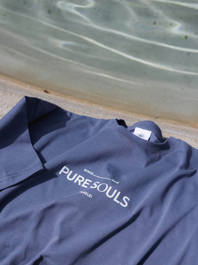 T-shirt Pure Souls Dark Blue aus Baumwolle mit Print, in sanfter Pool-Atmosphäre, hochwertig und entspannt von PURELEI.