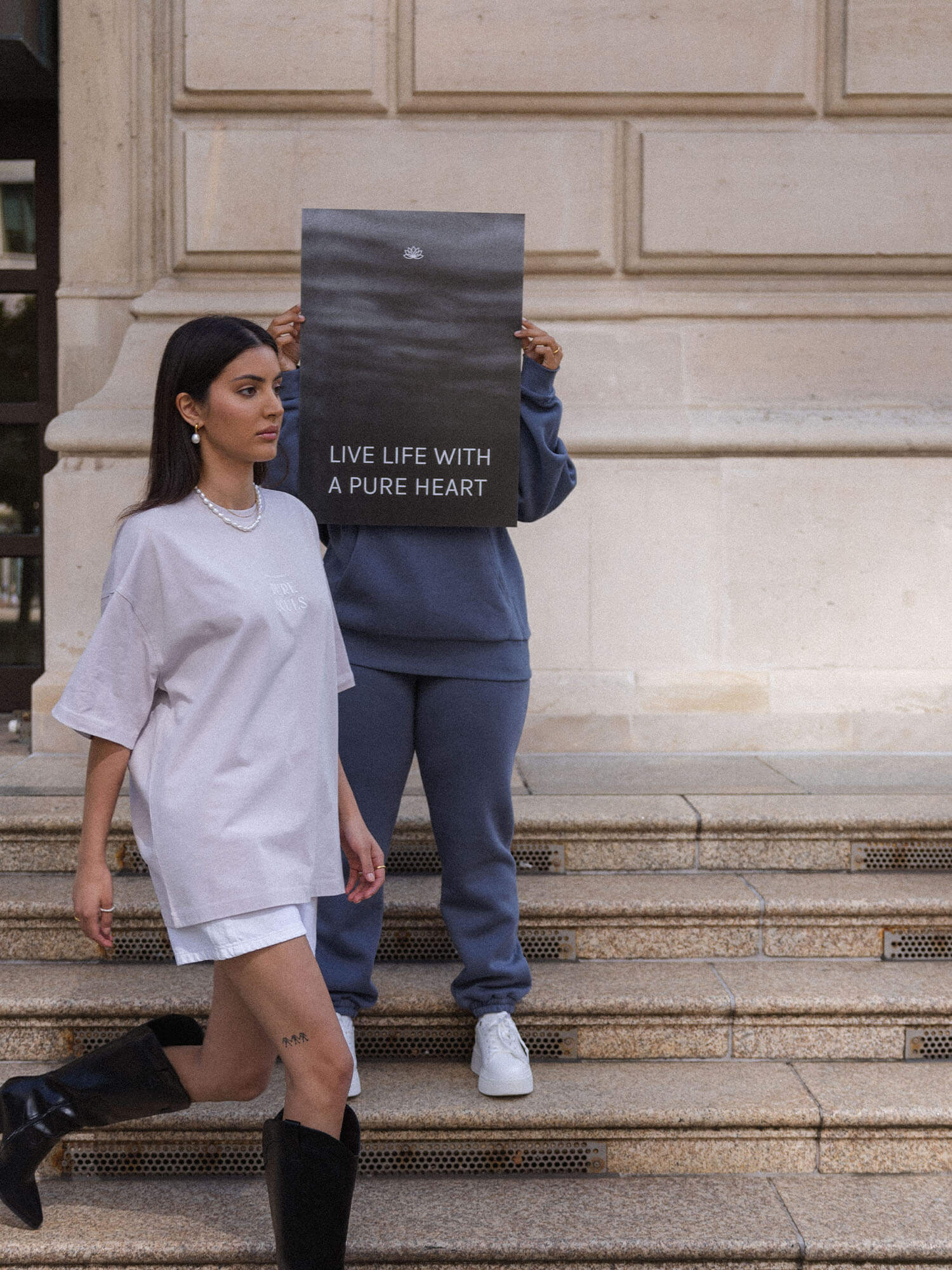 PURELEI T-shirt Connect Purple in Lavendel, oversized Passform, Baumwolle, lässig und feminin getragen auf Treppenstufen