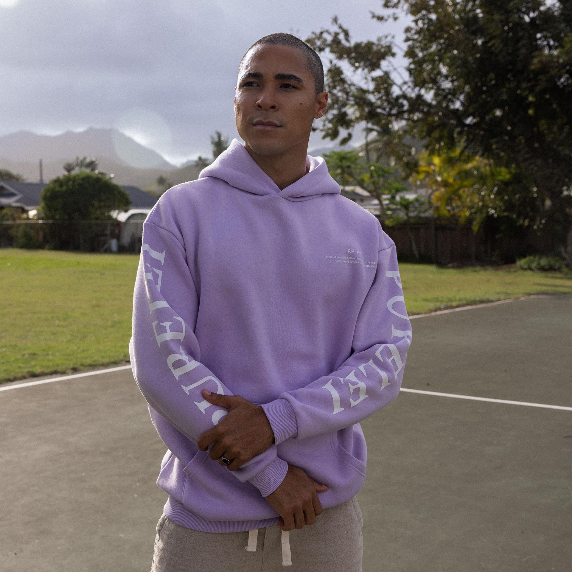 Locker sitzender lila PURELEI Hoodie aus Baumwollmix mit Schriftzug auf den Ärmeln für entspannte Island-Vibes.