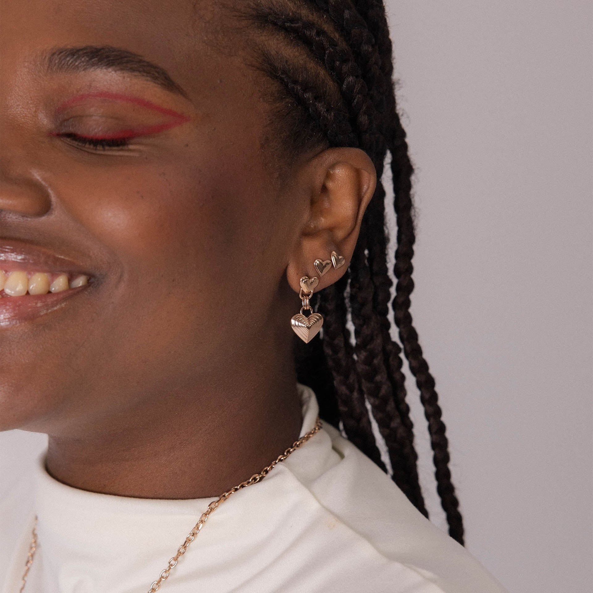 Silberne Herz-Ohrringe von PURELEI, elegant und verspielt, strahlen Freude aus.