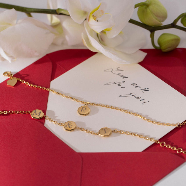 Beloved Armband von PURELEI mit gravierbarem, achteckigem Anhänger in Gold, elegant und zeitlos inszeniert.