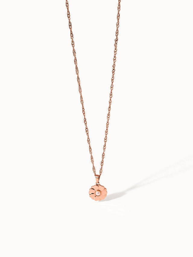 PURELEI Birthday Blumen Kette in Roségold mit Muschelperle als zarter Blumenanhänger minimalistisch inszeniert.