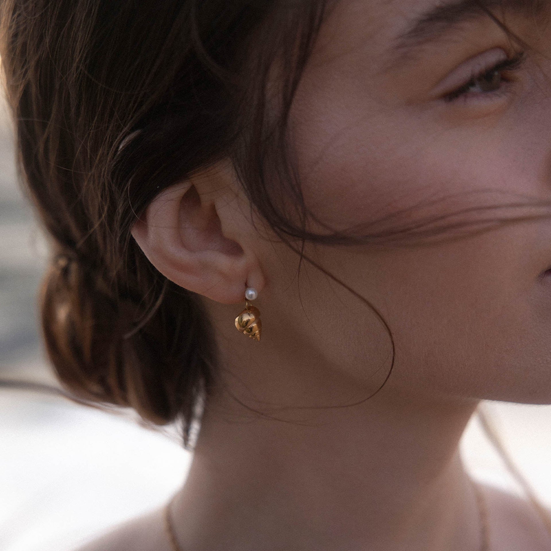 Roségoldene Ohrringe mit Muschel- und Perlen-Detail von PURELEI, elegant und feminin.