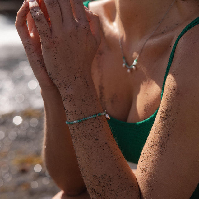 Türkisfarbenes Armband mit Perlen, getragen am Handgelenk, PURELEI inspiriert von der Küste.