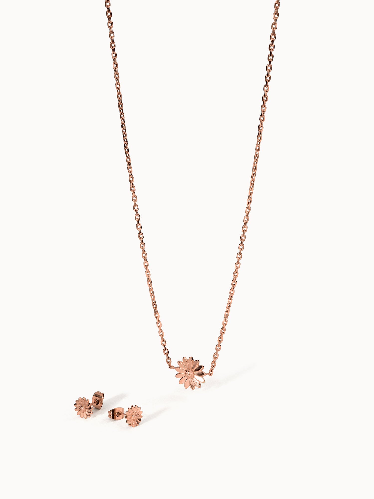 Roségoldene Kette und Ohrringe mit Blumenmotiv von PURELEI, elegant und feminin.