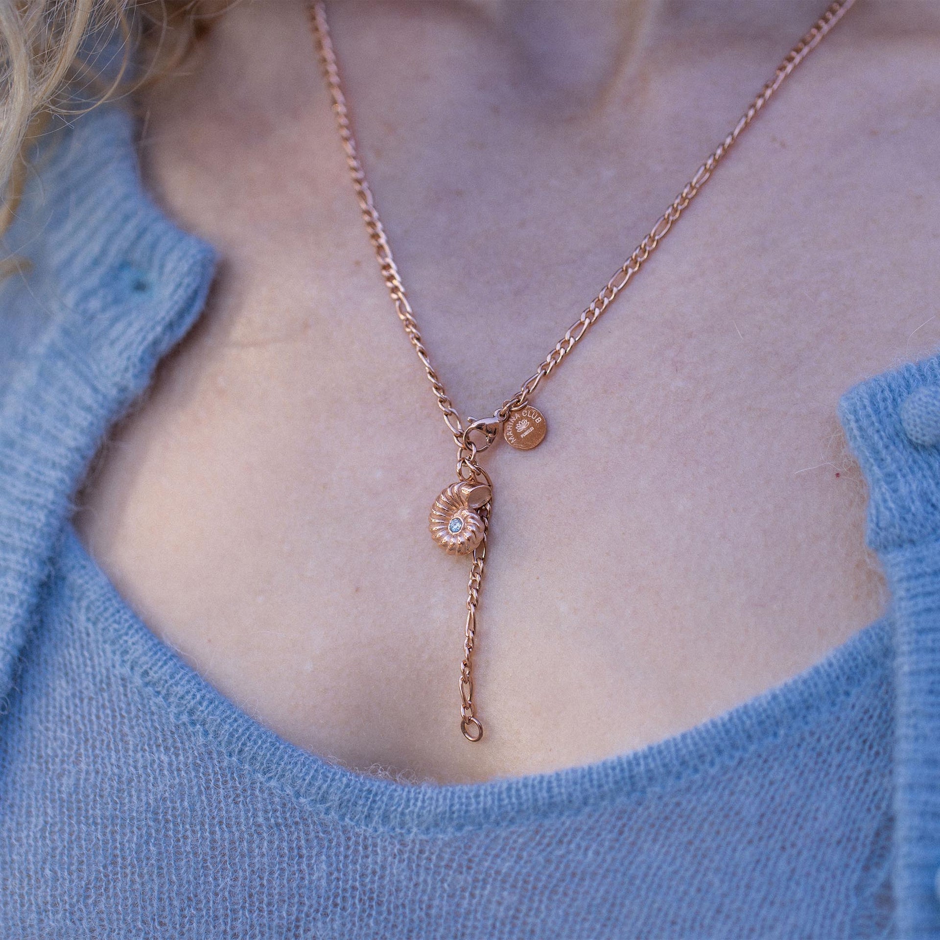 Roségoldene Kette mit Muschel-Anhänger und funkelndem Detail von PURELEI, elegant und feminin.