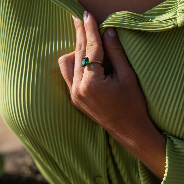 Silberner Ring mit grünem Stein, getragen an einer Hand in sanfter Lichtstimmung – PURELEI.