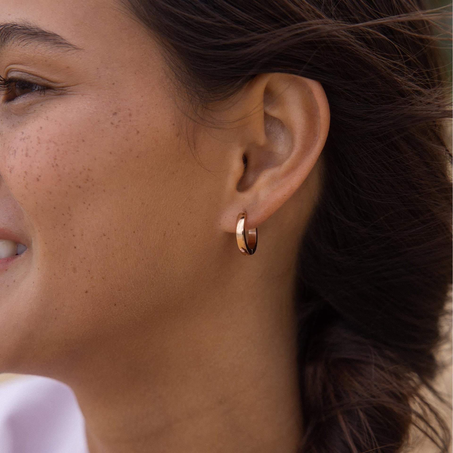 Roségoldene Creolen von PURELEI, elegant und modern, strahlen feminine Leichtigkeit aus.