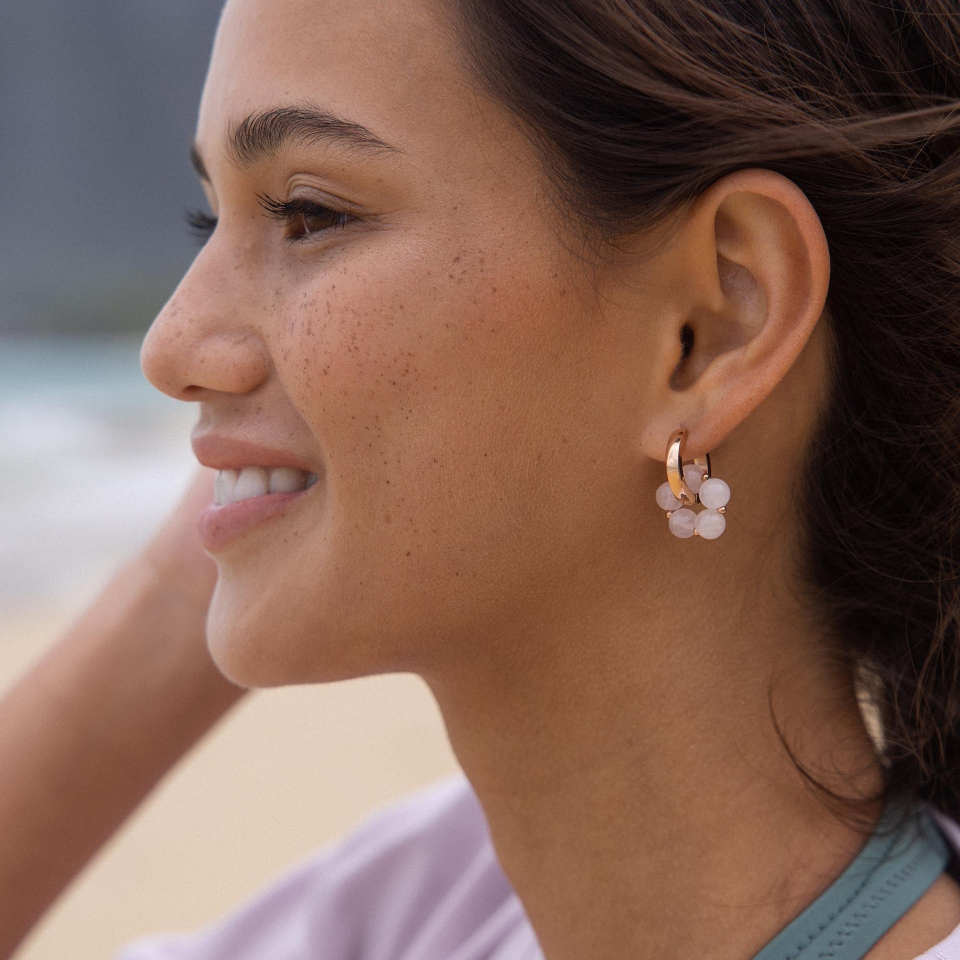 Roségoldene Creolen mit zarten, weißen Perlen von PURELEI, strahlend und feminin.