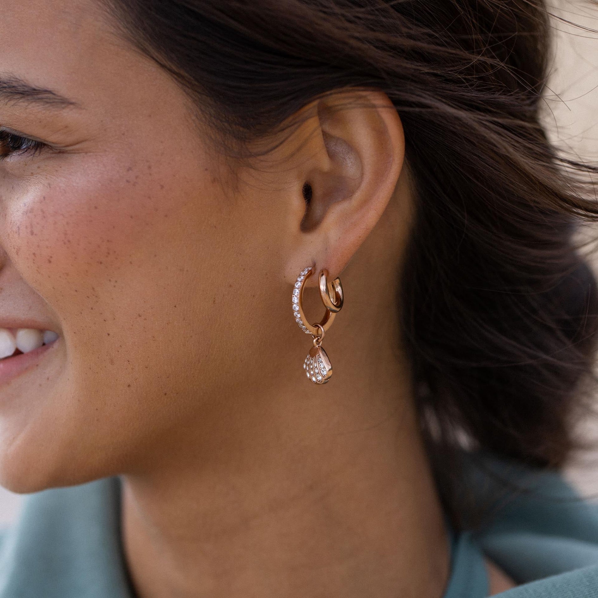 Roségoldene Creolen mit funkelndem Anhänger, PURELEI, elegant und feminin.