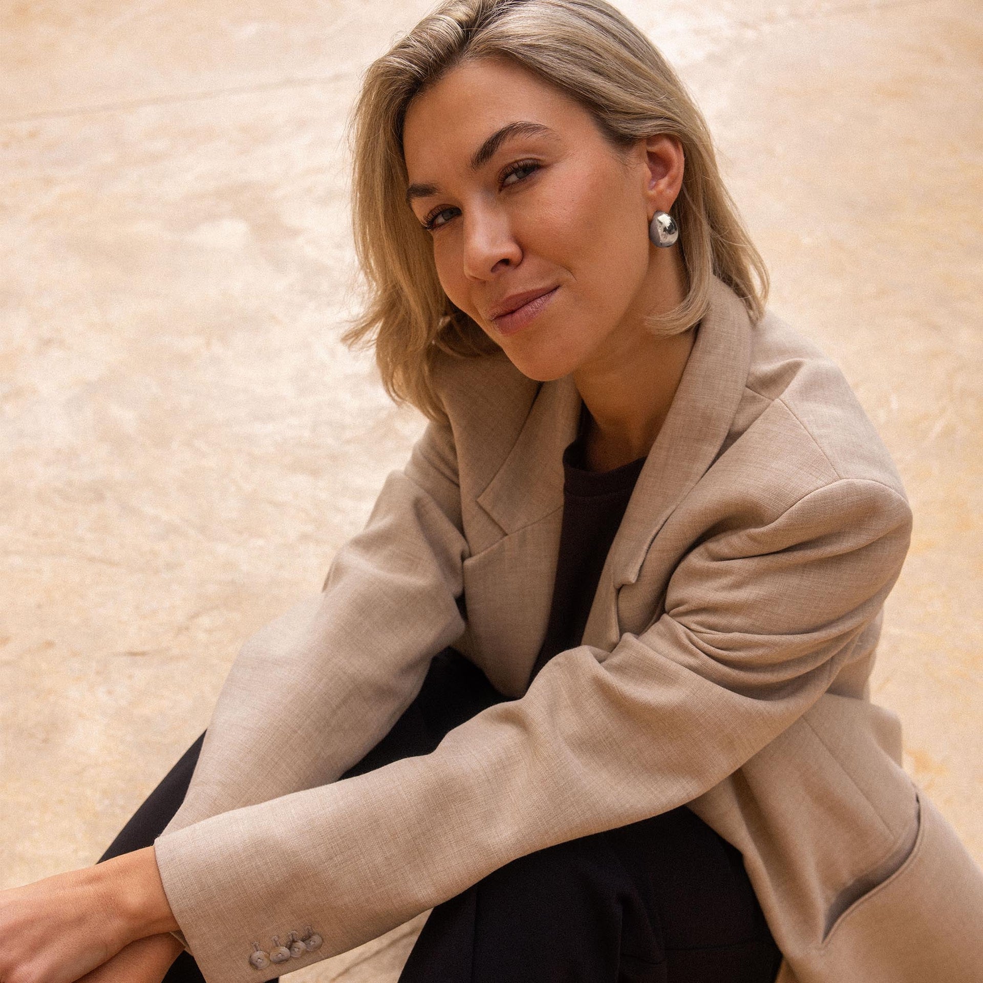 Elegante Ohrringe aus Silber, getragen von einer Frau in beigem Blazer, PURELEI.