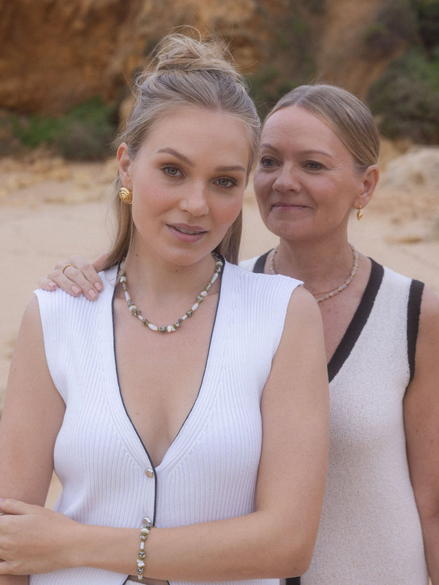 Oceanside Ring in 18K Gold mit Muschel-Detail, getragen am Finger, pure Eleganz und maritimer Island-Spirit von PURELEI