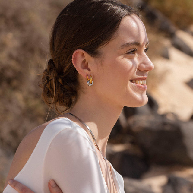 Silberne Creolen von PURELEI, elegant und modern, getragen im warmen Licht der Natur.