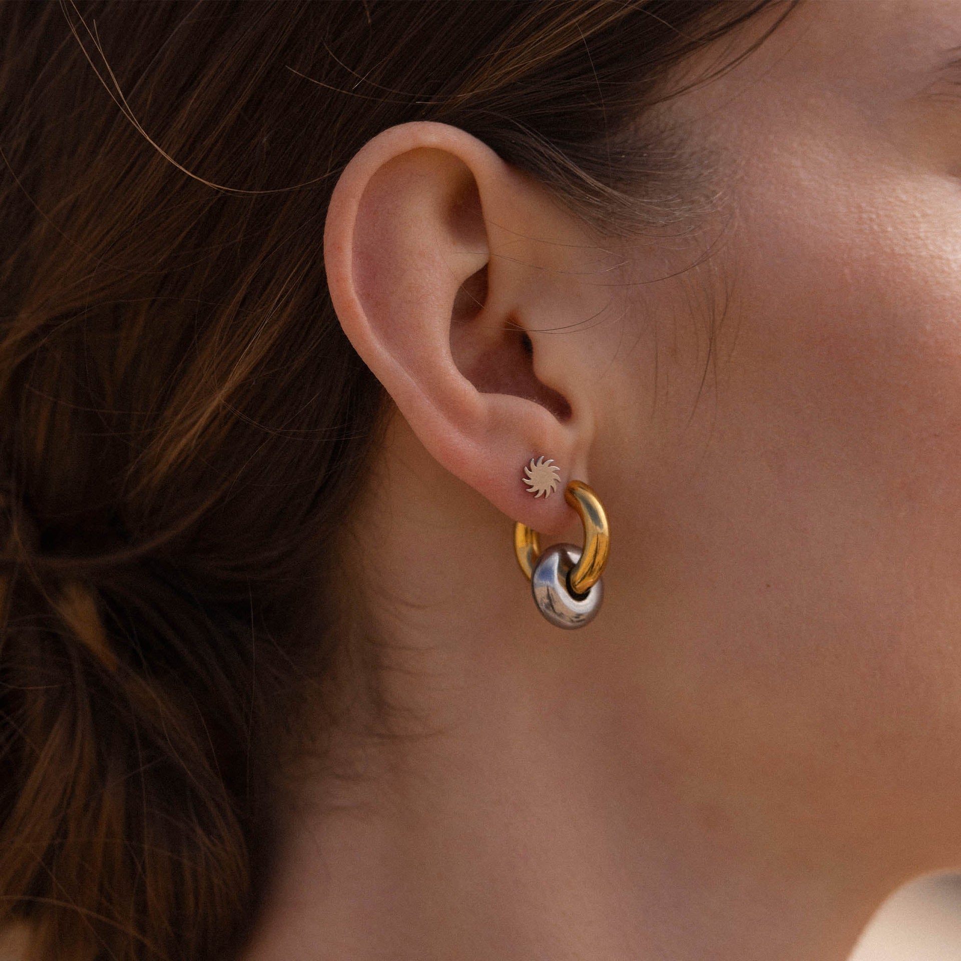 Roségoldene Creolen mit Sonnenmotiv, elegant und modern, von PURELEI.