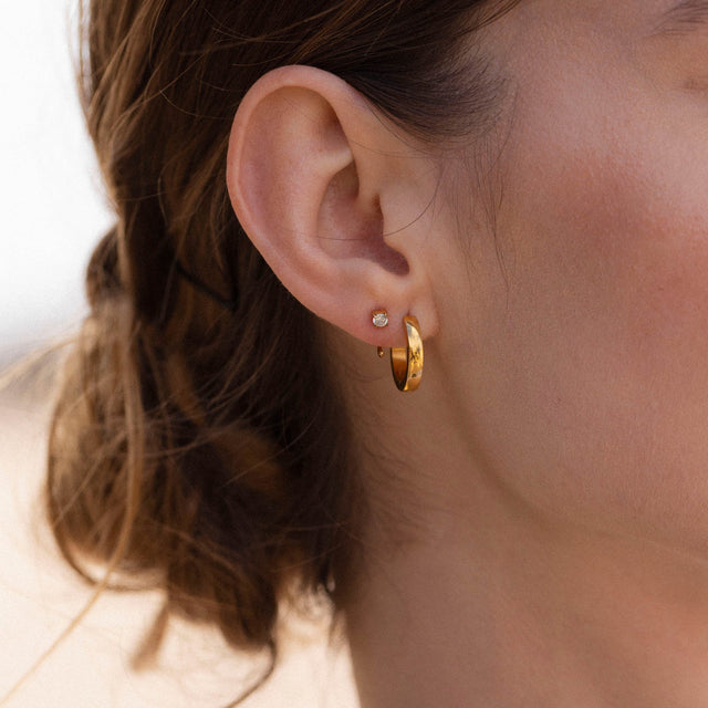 Roségoldene Creolen und Ohrstecker von PURELEI, elegant und feminin, strahlen zeitlose Schönheit aus.