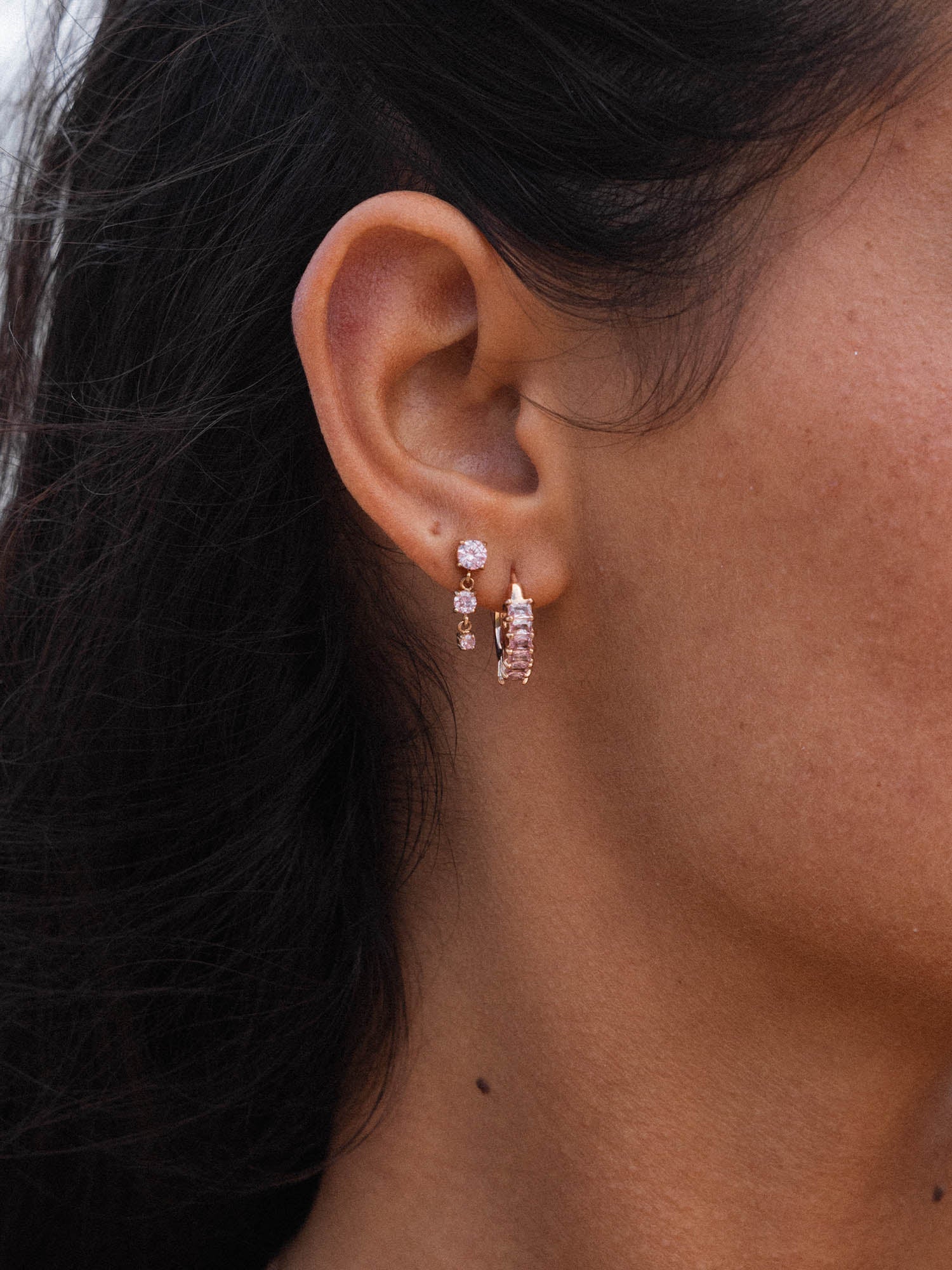 Roségoldene Ohrringe mit zarten Details, getragen von PURELEI.