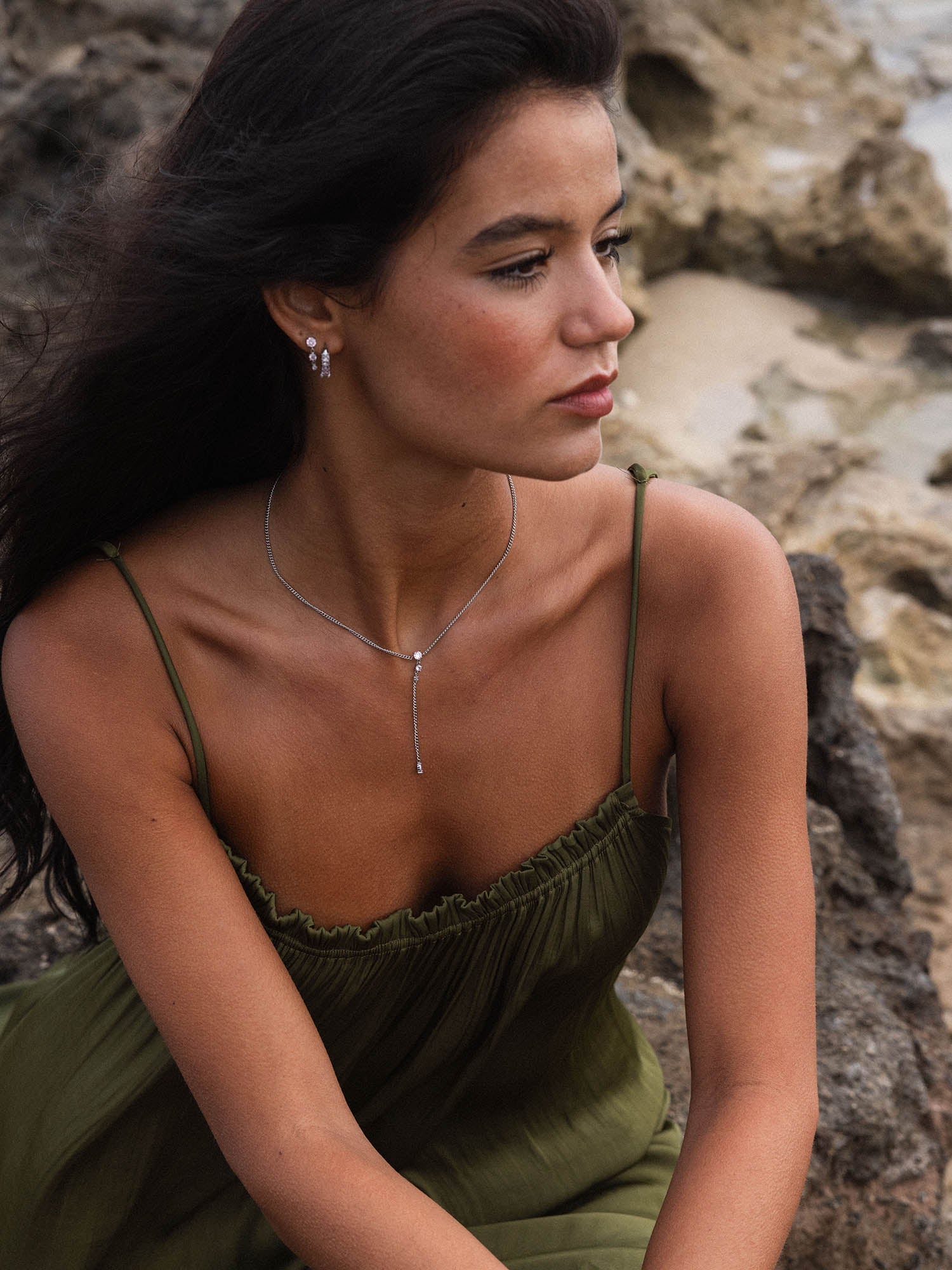 Silberne Kette und Ohrringe von PURELEI, elegant und feminin, getragen in natürlicher Umgebung.