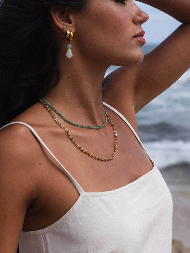 Purelei Pure Kette goldfarbene Edelstahlkette mit klarem Design, getragen vor Meereskulisse, elegant und zeitlos.