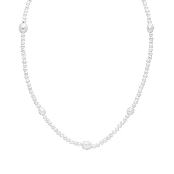 Weiße Perlenkette von PURELEI mit unterschiedlichen Perlenformen, elegant und zeitlos.