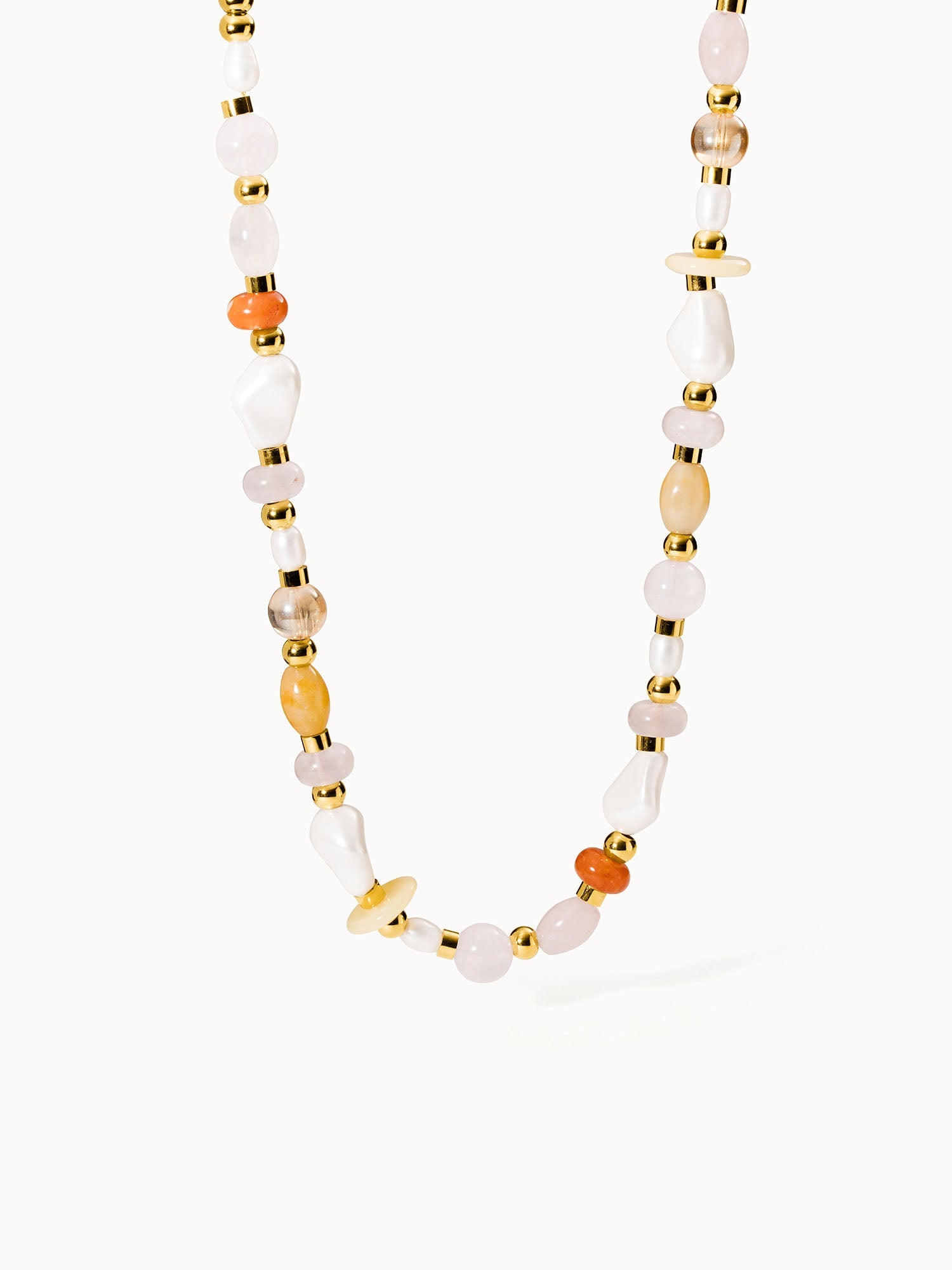 Bunte Perlenkette mit goldenen Akzenten von PURELEI, strahlt tropische Leichtigkeit aus.