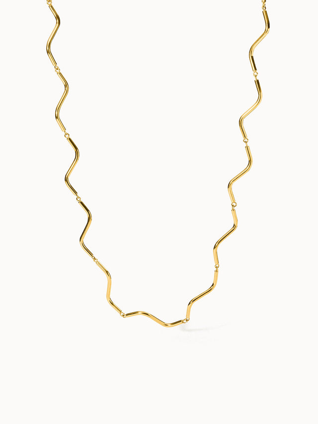Goldene Wellenkette von PURELEI, elegant und modern, mit geschwungenem Design.