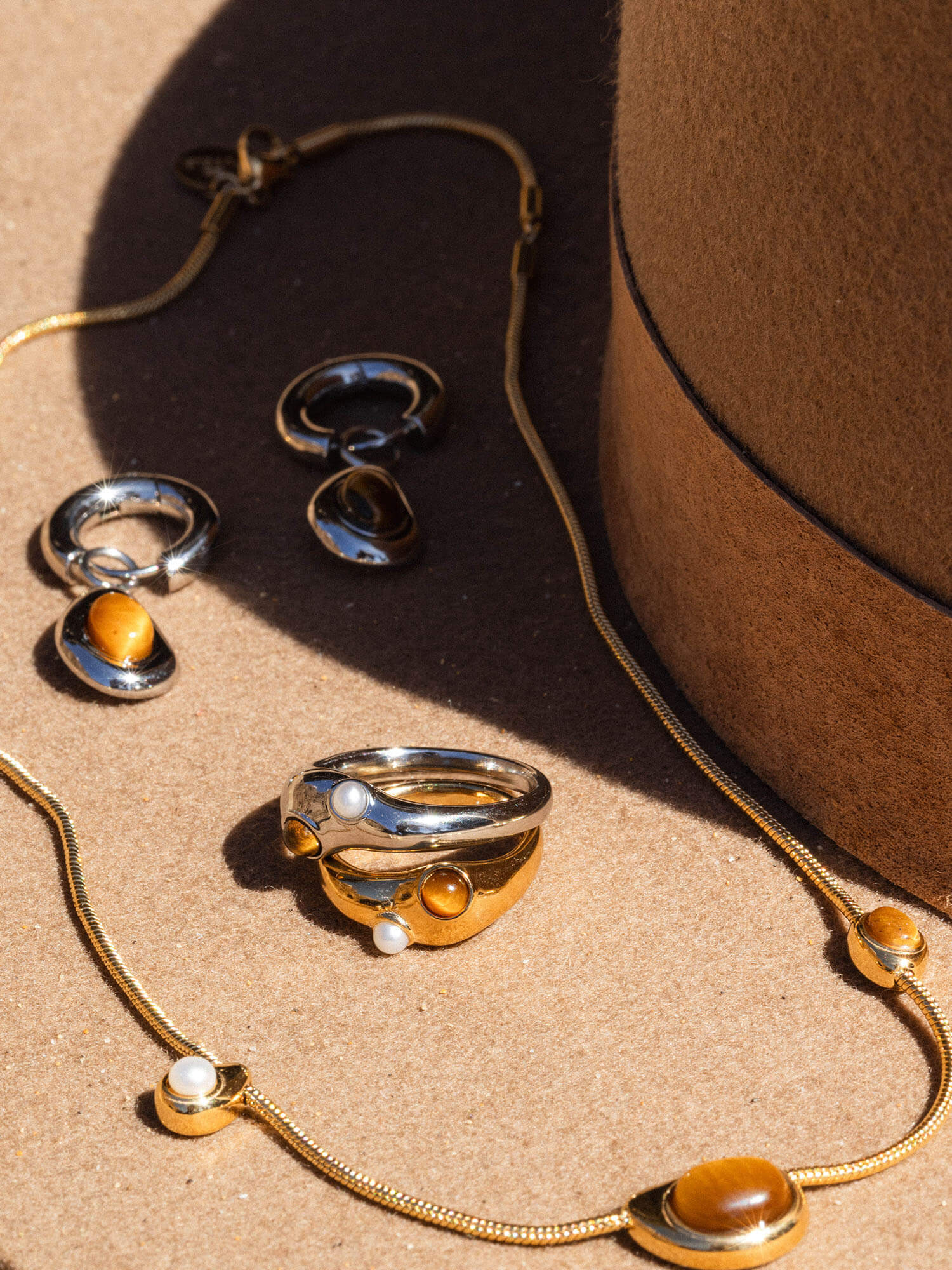 PURELEI Golden Gaze Ring aus Gold und Silber mit Tigerauge und Süßwasserperle in warmer, eleganter Stimmung.