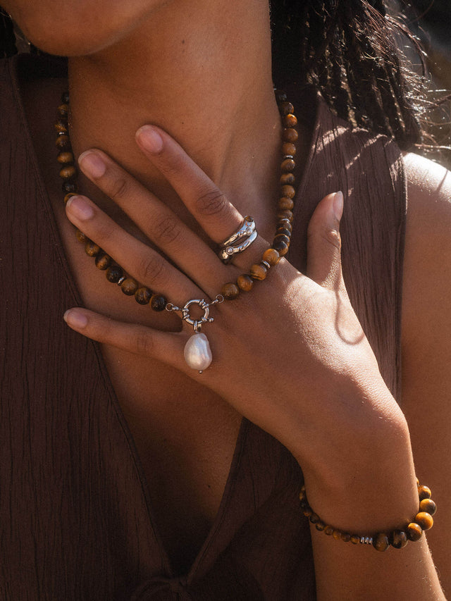 Braune Holzperlenkette und silberner Ring mit Muschel-Anhänger, PURELEI inspiriert.
