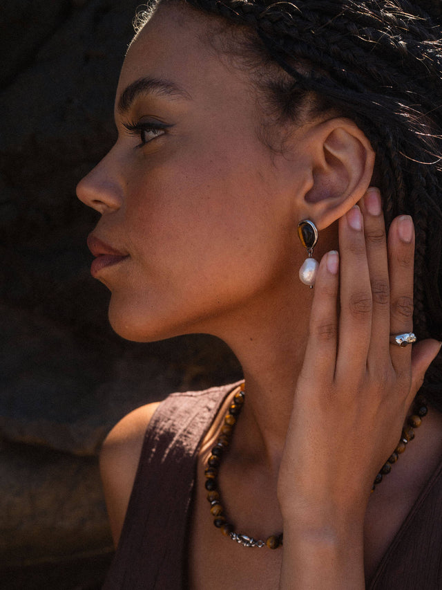 Elegante Ohrringe mit Perlen und braunem Anhänger, getragen von einer Frau, PURELEI.