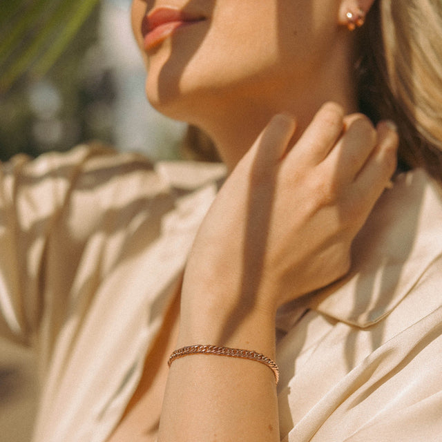 Roségoldenes Armband mit Kettenstruktur, getragen in warmem Licht – PURELEI.