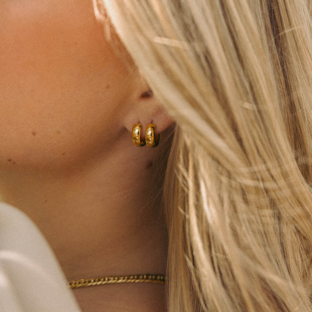 Roségoldene Creolen von PURELEI, elegant und feminin, strahlen Wärme und Stil aus.