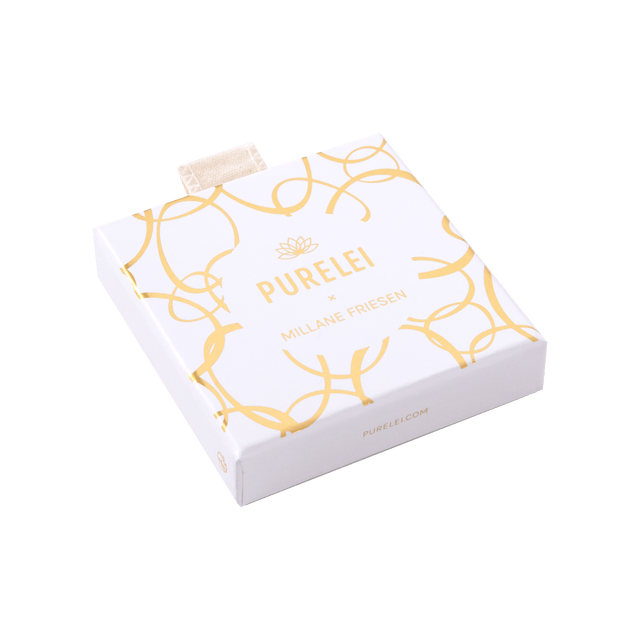 Weiße Schmuckverpackung mit PURELEI Schriftzug in Gold, elegant und feminin für Pure Pearl Ohrringe.