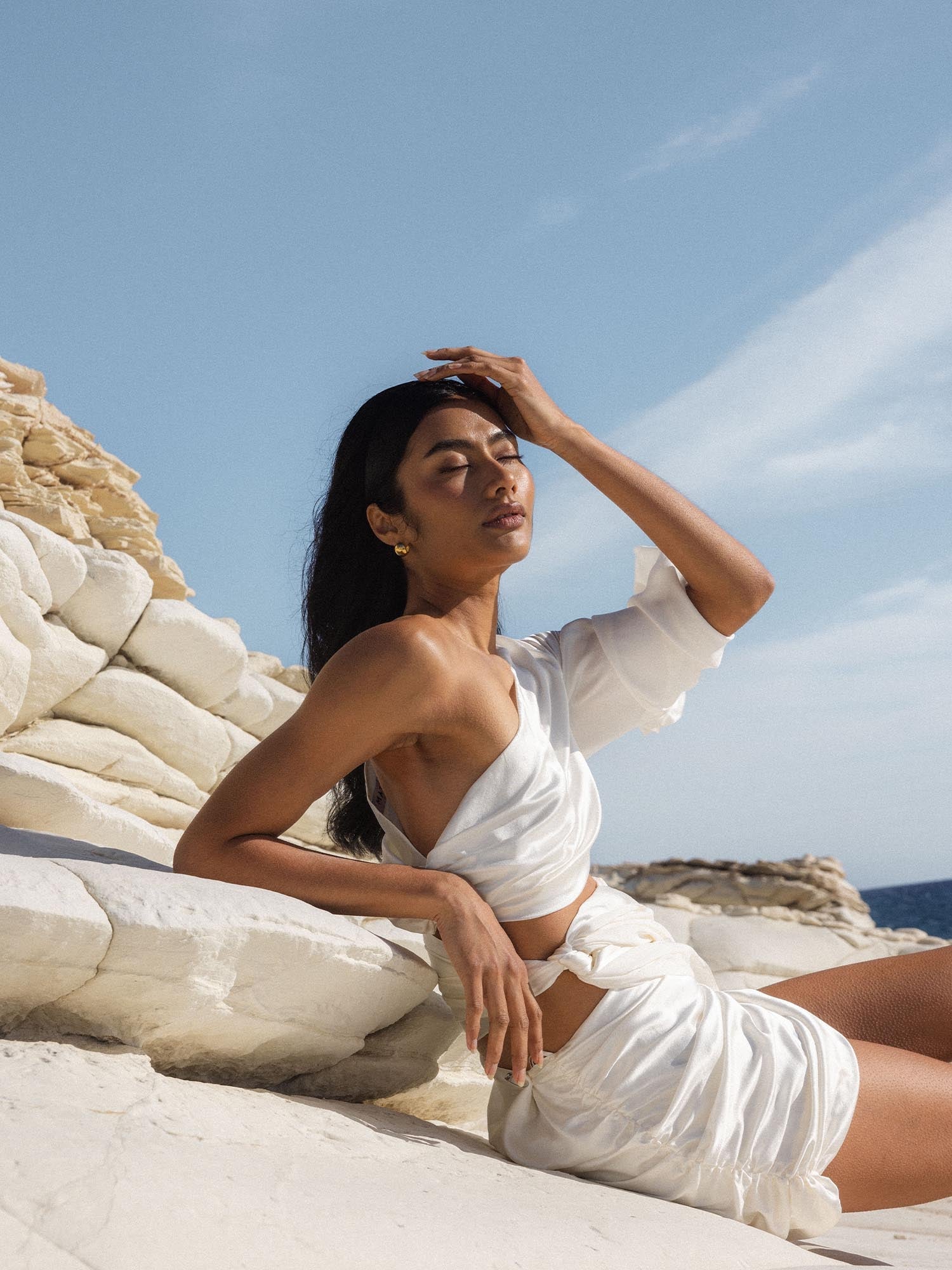 Libra Letter Charm in 18K Gold, filigran am Ohr getragen, strahlt PURELEI’s feminine, elegante Leichtigkeit aus.