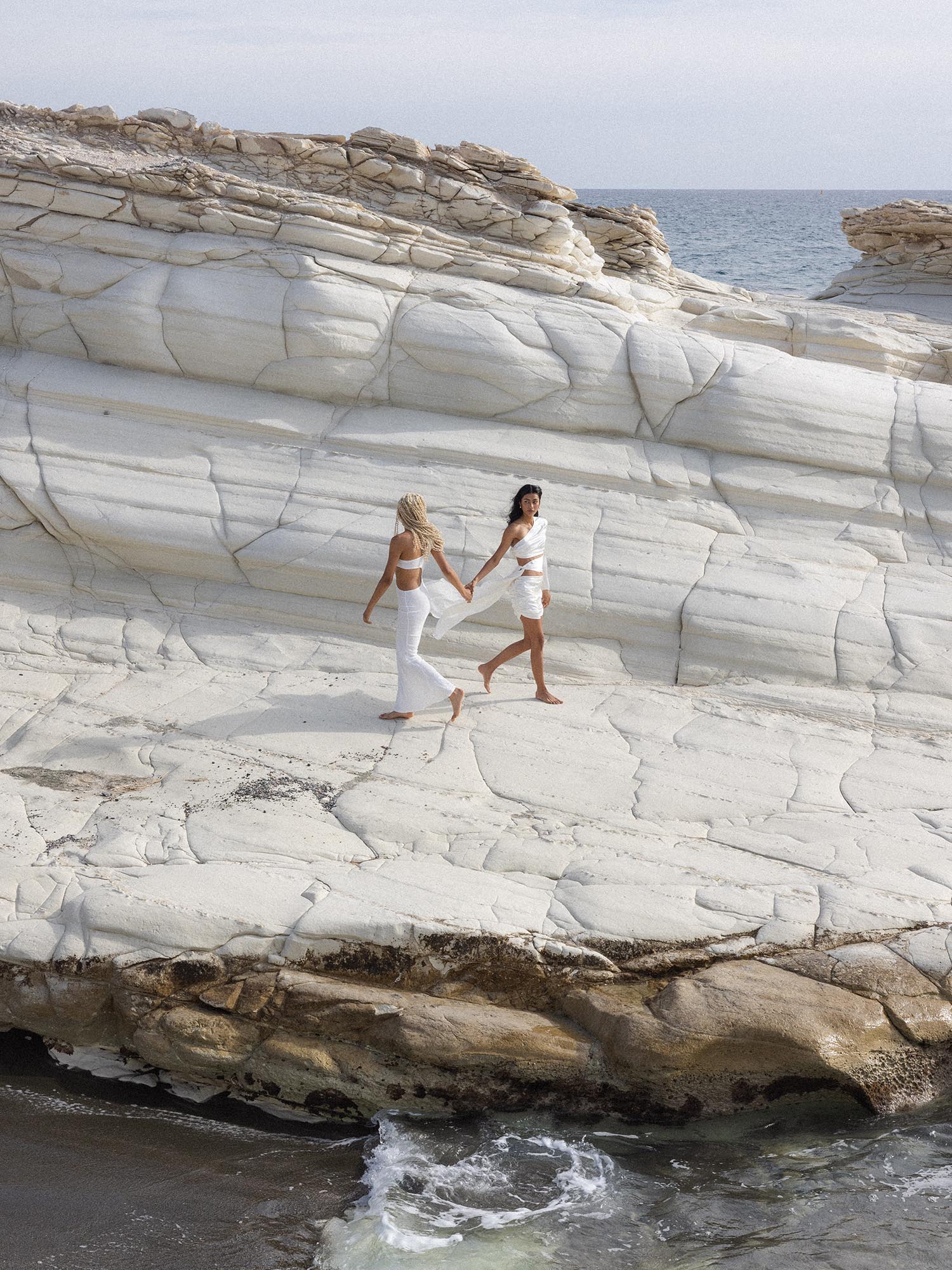 Leo Letter Charm in 18K Gold, feines Sternzeichen Anhänger-Design, symbolisch, elegant, inspiriert von PURELEI Island-Spirit.