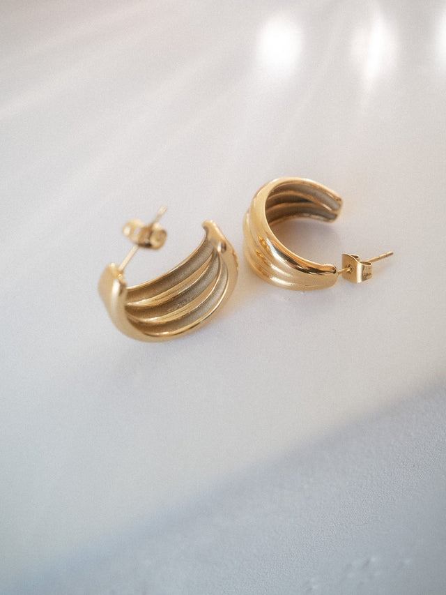 PURELEI Fused Ohrringe aus 14K vergoldetem Edelstahl mit verschmolzenem Creolen-Design, elegant und zeitlos.