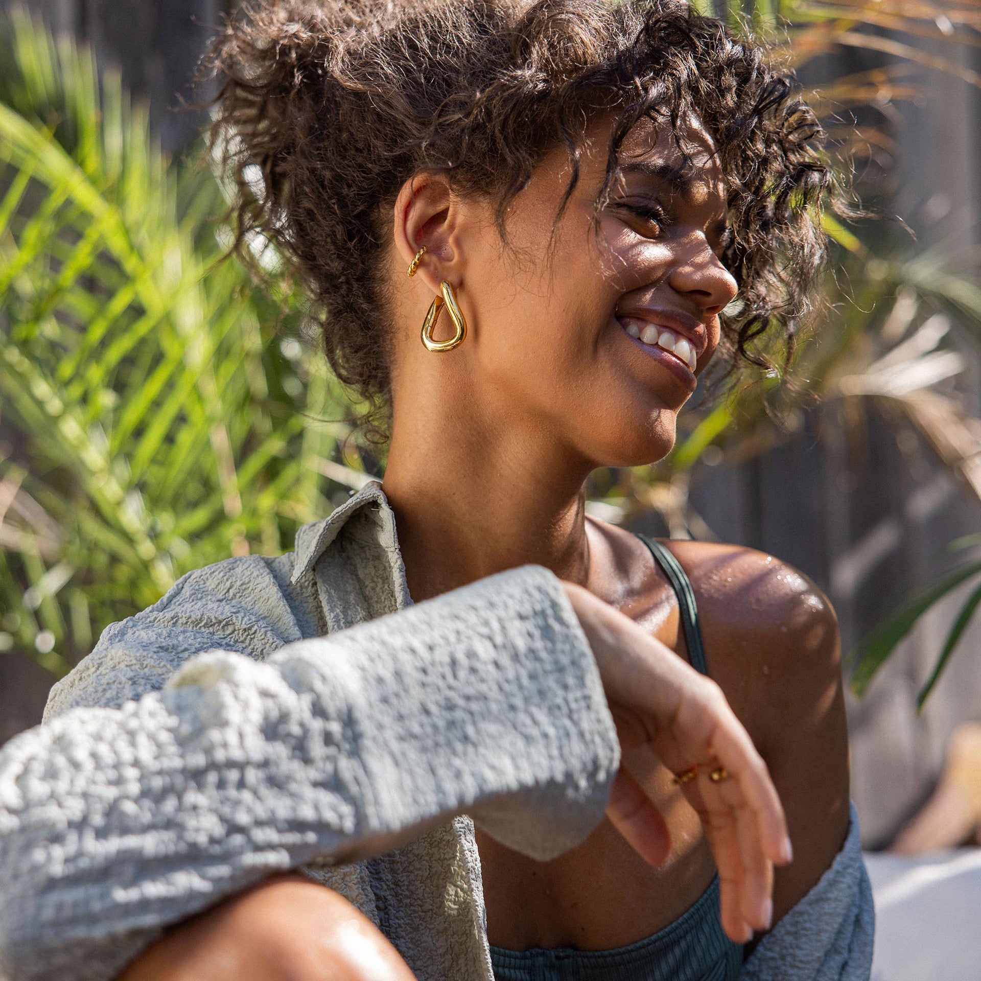 Goldene Creolen von PURELEI, elegant und modern, strahlen Lebensfreude aus.