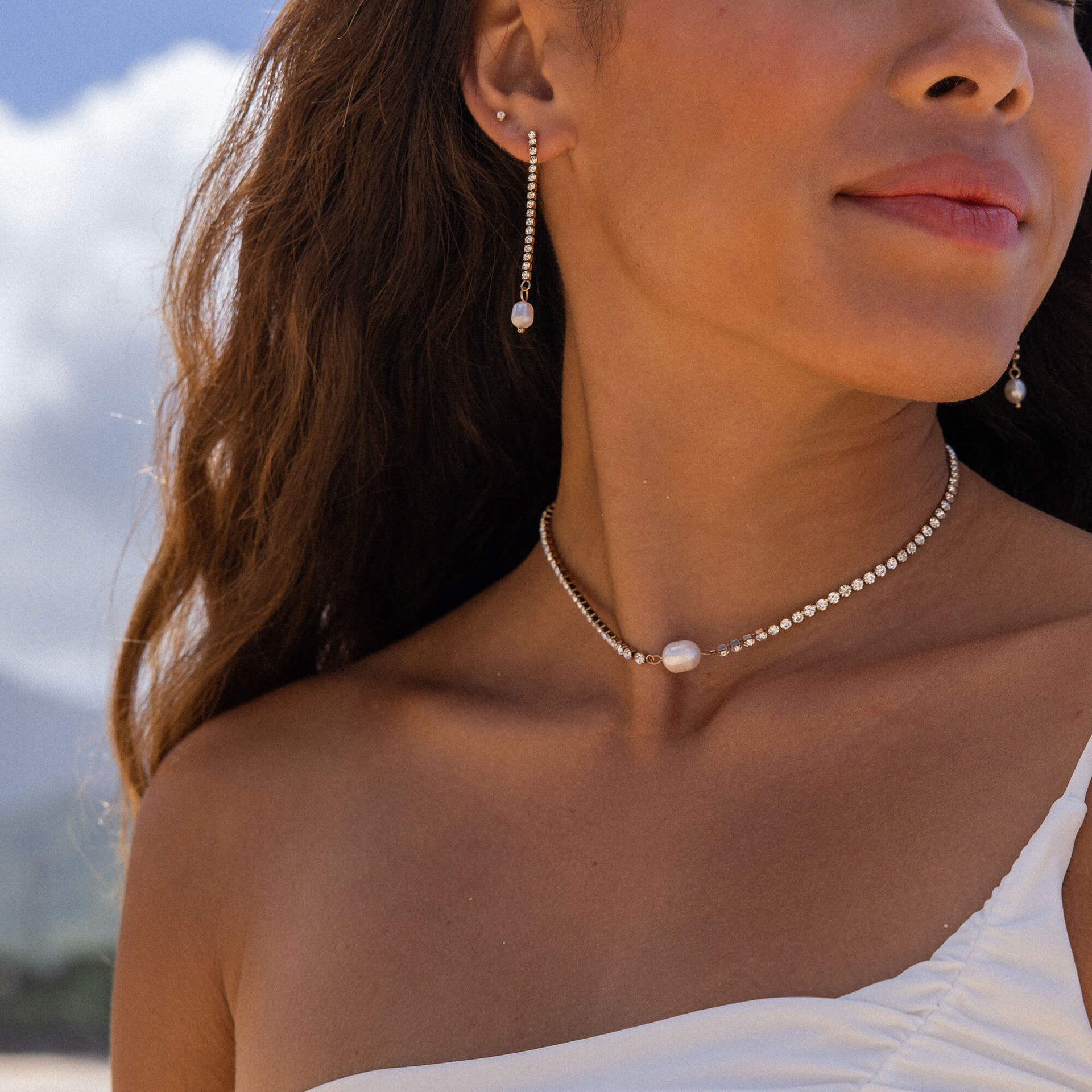 Elegante PURELEI Halskette mit Perlen und funkelnden Steinen, getragen am Hals.