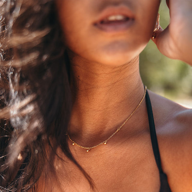 PURELEI Mahina Club Kahakai filigrane goldene Halskette mit zarten Kugeln, beachy elegant, sommerlich feminin