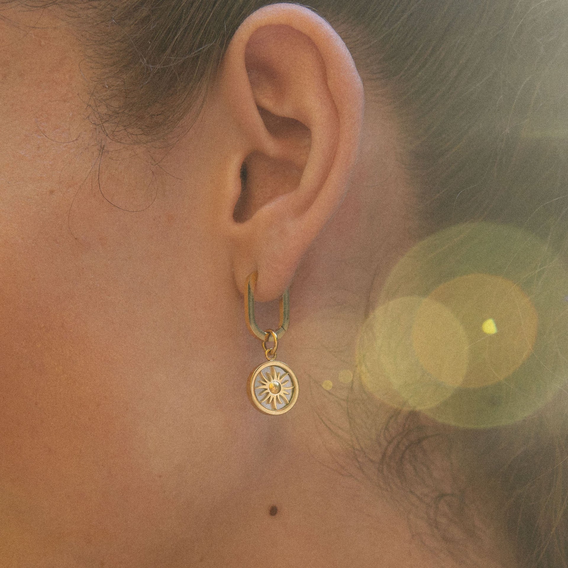 Goldene Ohrringe mit Sonnenmotiv, PURELEI, elegant und feminin.