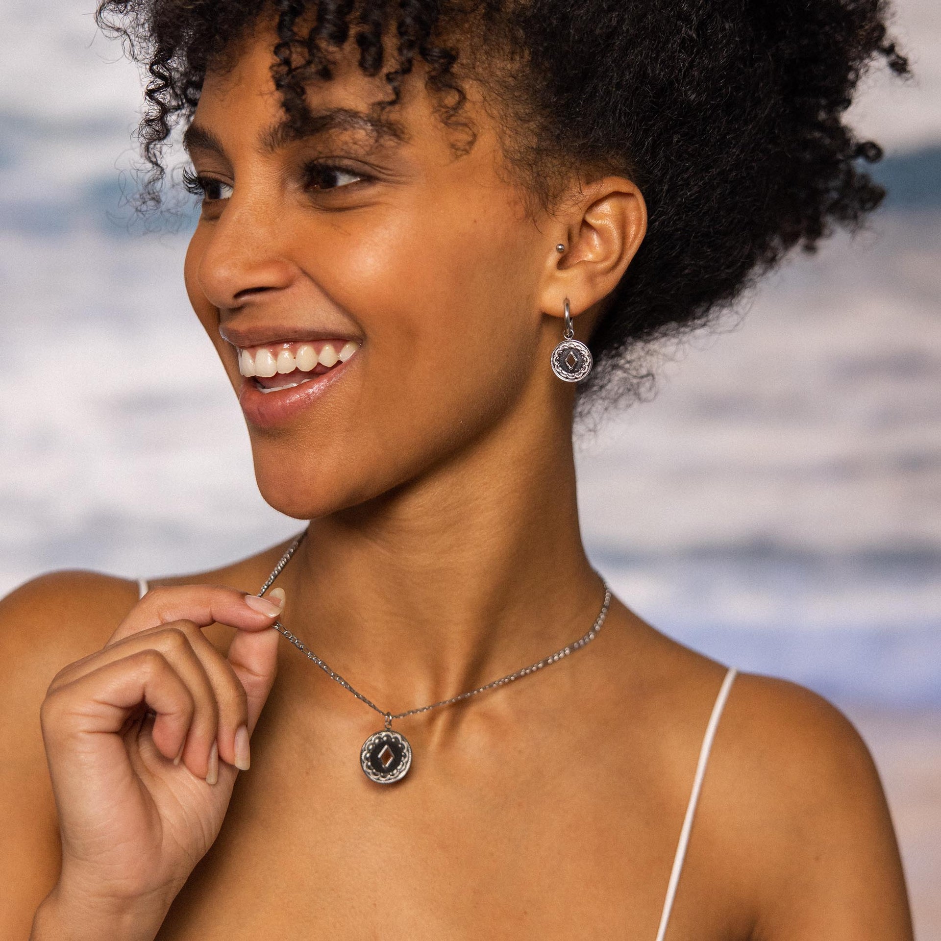 PURELEI Lolani Kette in Silber mit gemustertem Coin-Anhänger, nickelfrei, elegante und feminine Strand-Ästhetik.