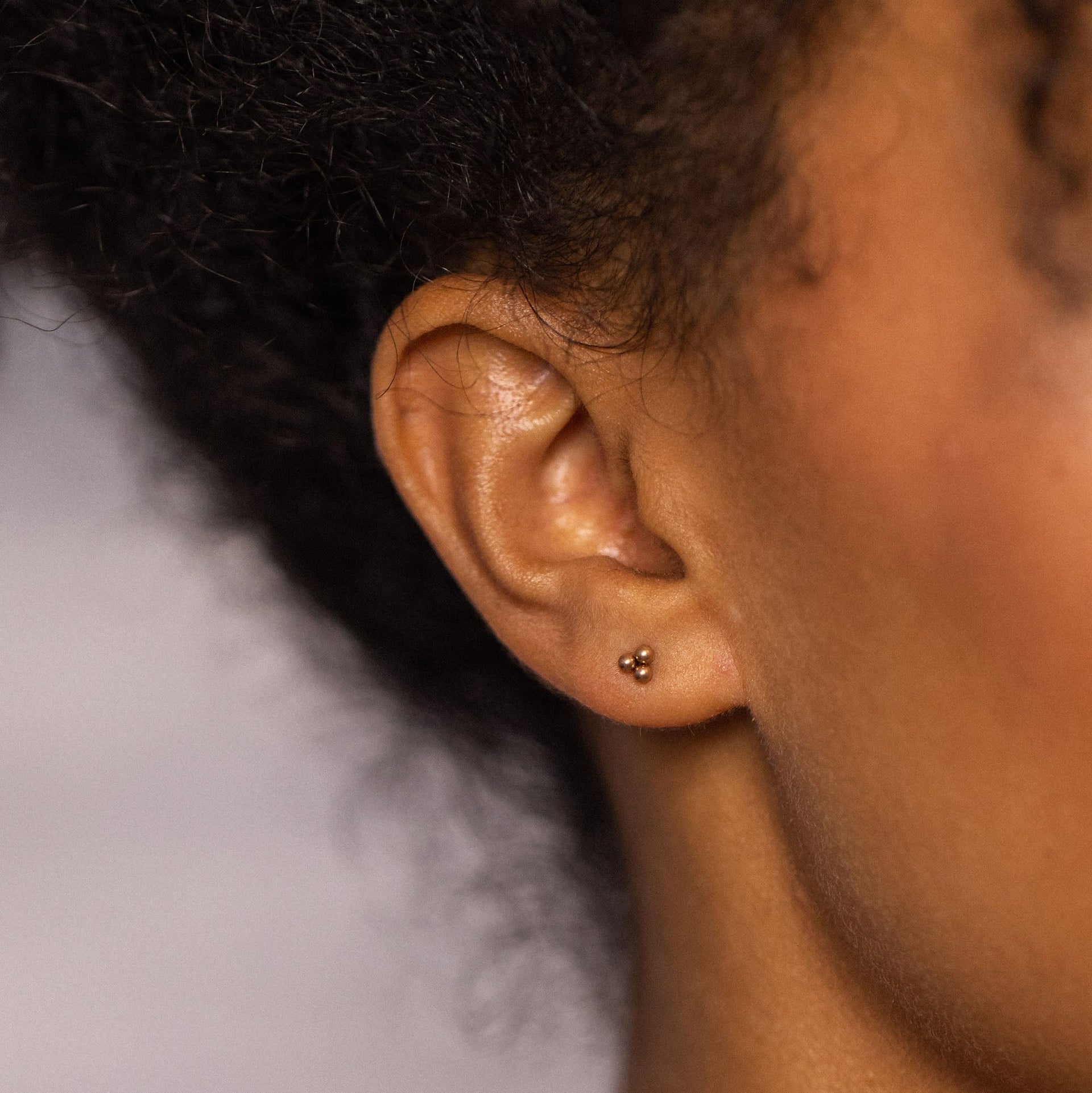 Roségoldene Ohrringe mit minimalistischen Kugeldesign, getragen am Ohr, PURELEI.